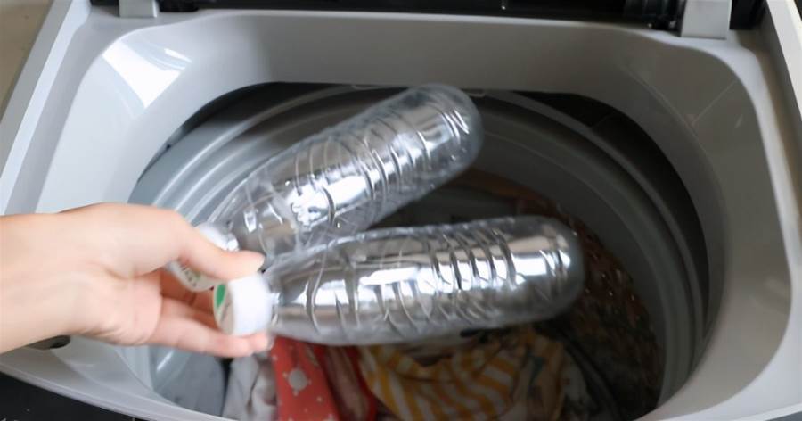 洗衣服時，往洗衣機裡扔「2個塑膠瓶」，作用特厲害，不懂的快學學