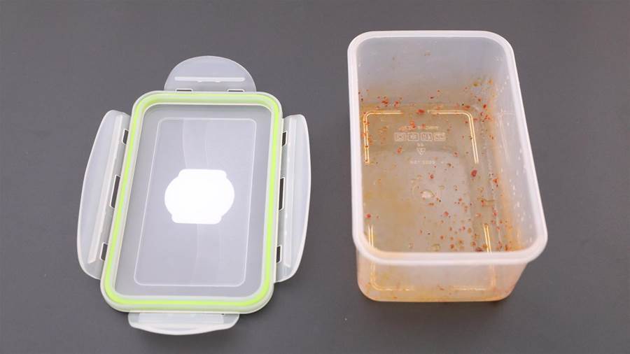 塑膠飯盒沾上油污，怎麼洗都油膩膩的，教你3招一沖就乾淨，這樣洗超簡單
