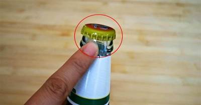 啤酒瓶蓋有個「小機關」，不用開瓶器，女孩也能1秒打開，真實用