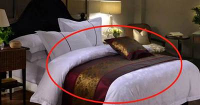 住酒店時，為什麼床尾處都有一塊布？保潔大媽：這塊布用處多