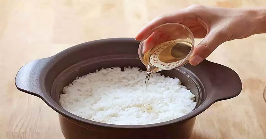 煮米飯別只放水，教你5星飯店秘訣，蒸的米飯更好吃，香甜又鬆軟