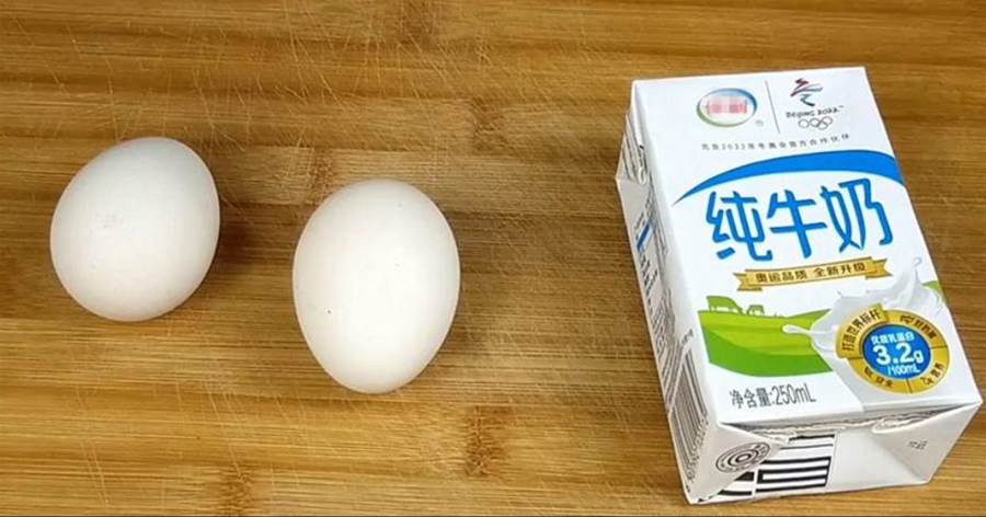 一盒牛奶，2顆雞蛋，放在鍋上一蒸，好吃嫩滑，我家兒子每天吃一碗！