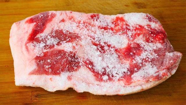 解凍豬肉時，別只會用水泡，30年大廚教你一招，10分鐘快速解凍，吃起來跟鮮肉一樣