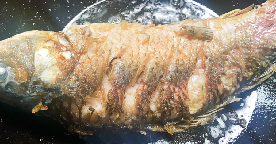 煎魚時，切記不要用鹽和薑，大廚教你一招，煎出的魚不粘鍋不破皮