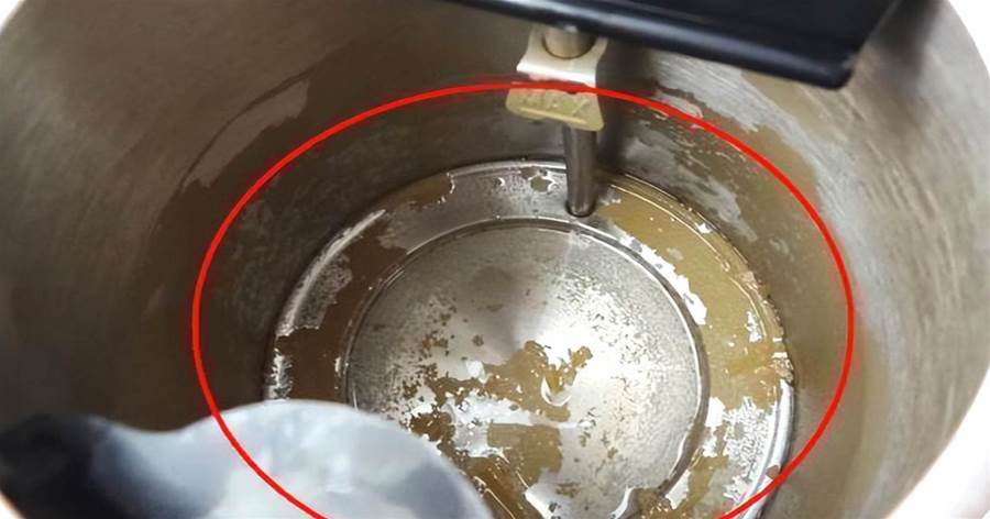 熱水壺用久了全是水垢，又厚又臟，用我這個辦法，水垢嘩嘩往下掉