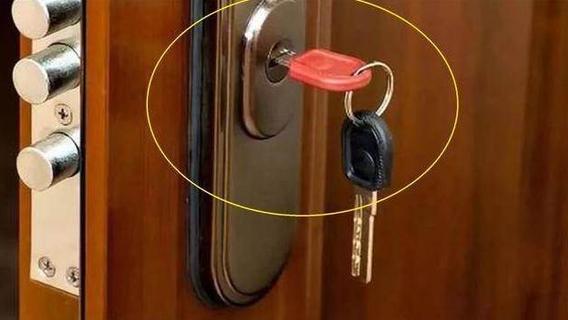 晚上睡覺時，記得在門上插一把鑰匙，懂得人不多，學會安全又實用