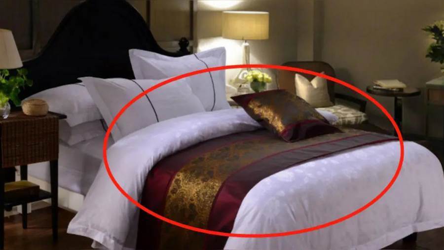 住酒店時，為什麼床尾處都有一塊布？保潔大媽：這塊布用處多，不要忽視