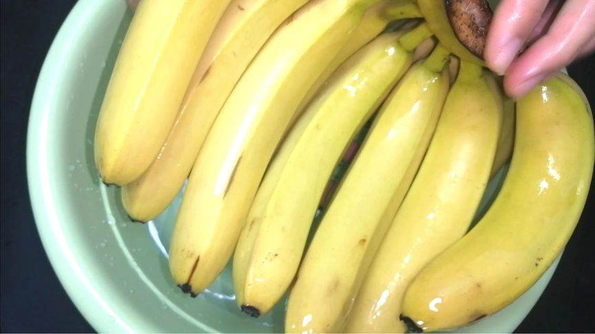 香蕉放2天就會發黑，果農教我一招，簡單實用，放半個月都不壞