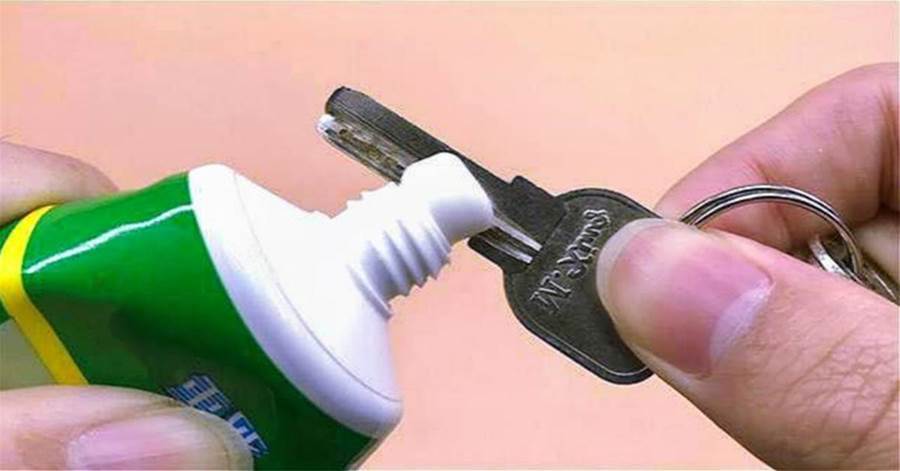 把牙膏抹在鑰匙上，太實用了，學會了能省下不少錢，趕緊試一試