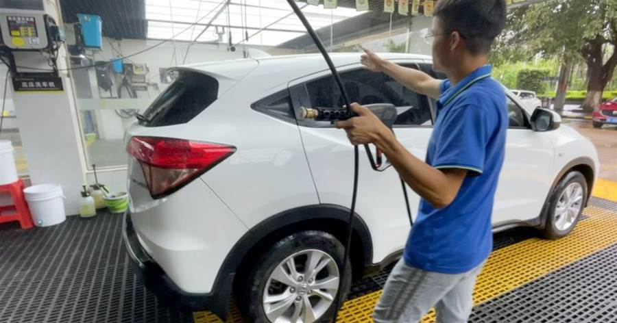 洗完車一腳油門就開走，洗車工卻在后邊笑：又來了個「不懂的」