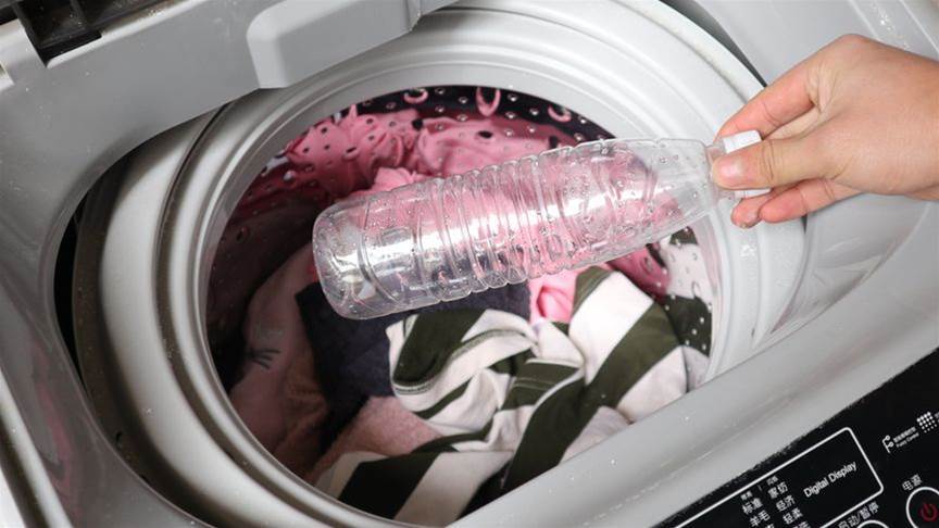 洗衣機里放1個空塑料瓶，衣服洗完像新的一樣，還一點不會亂