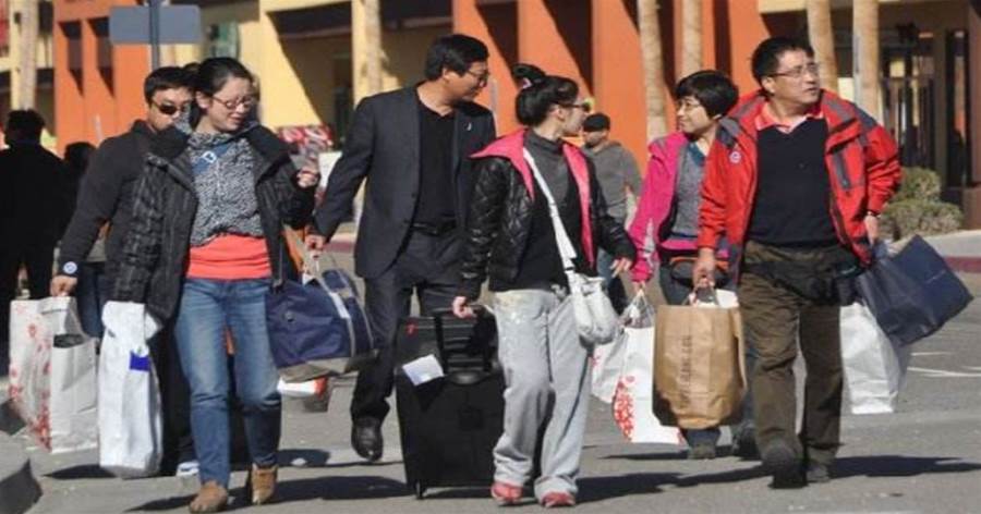外出旅游時，為什麼外國人只背個包，中國人卻喜歡帶行李箱？