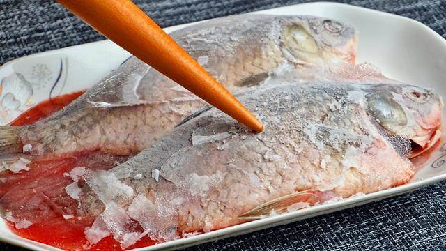 解凍魚肉，不要直接用熱水了，教你一個小竅門，解凍又快又鮮嫩