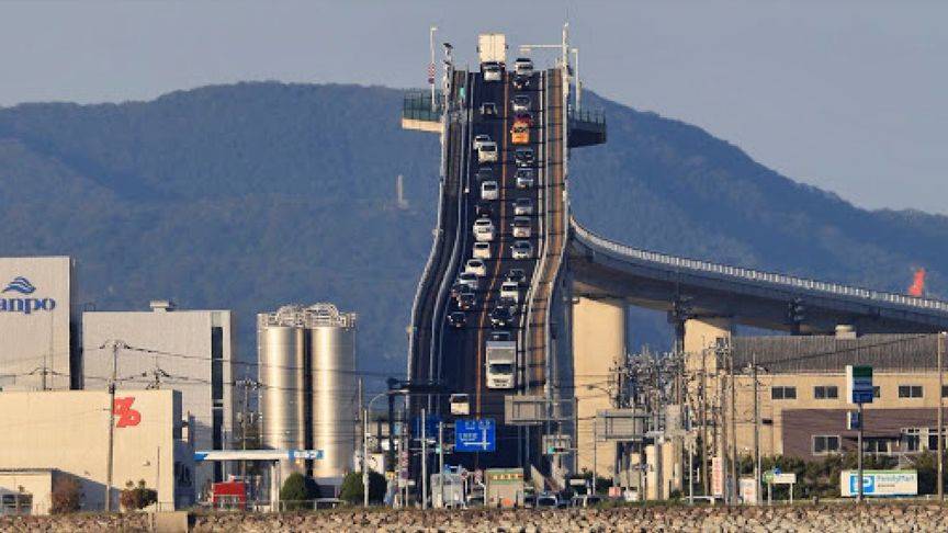 日本「垂直大橋」驚豔世界！專家：當鏡頭拍到側面，你就明白了