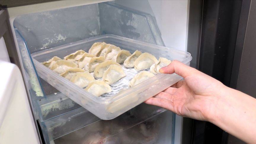 包好的餃子，直接放冰箱就「廢了」，教妳一招，餃子不粘連不破皮