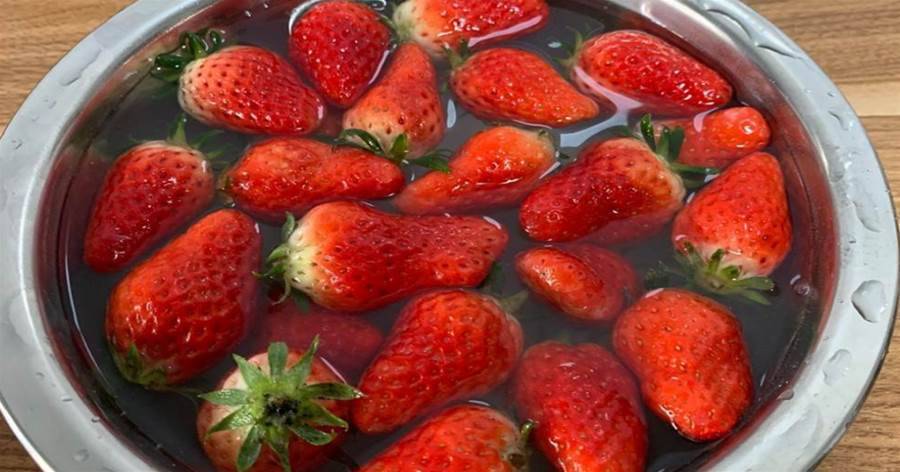 清洗草莓時，有人加鹽、有人加麵粉，都不對！教你正確做法，農藥蟲卵全出來