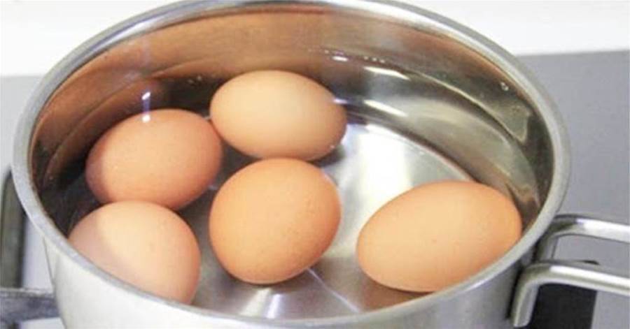雞蛋不要用清水煮，教你一個小竅門，雞蛋好吃不沾殼，方法真棒